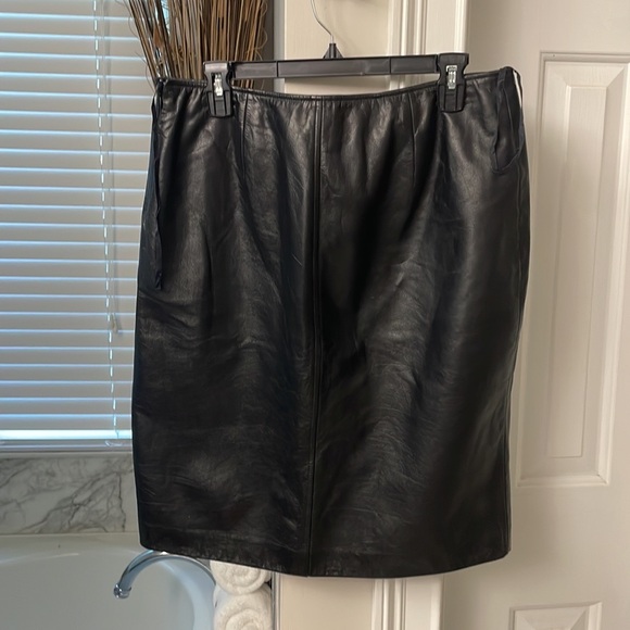 LUXURY 💯 % BLACK LEATHER SKIRT - Picture 1 of 8
